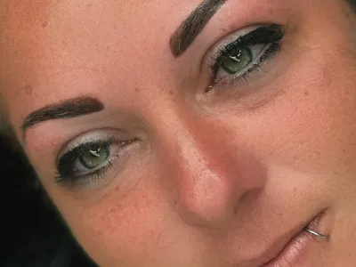Résultat avant et après d’un maquillage permanent des sourcils, montrant des sourcils parfaitement dessinés avec une teinte naturelle, adaptée à la forme du visage pour un effet soigné et symétrique.